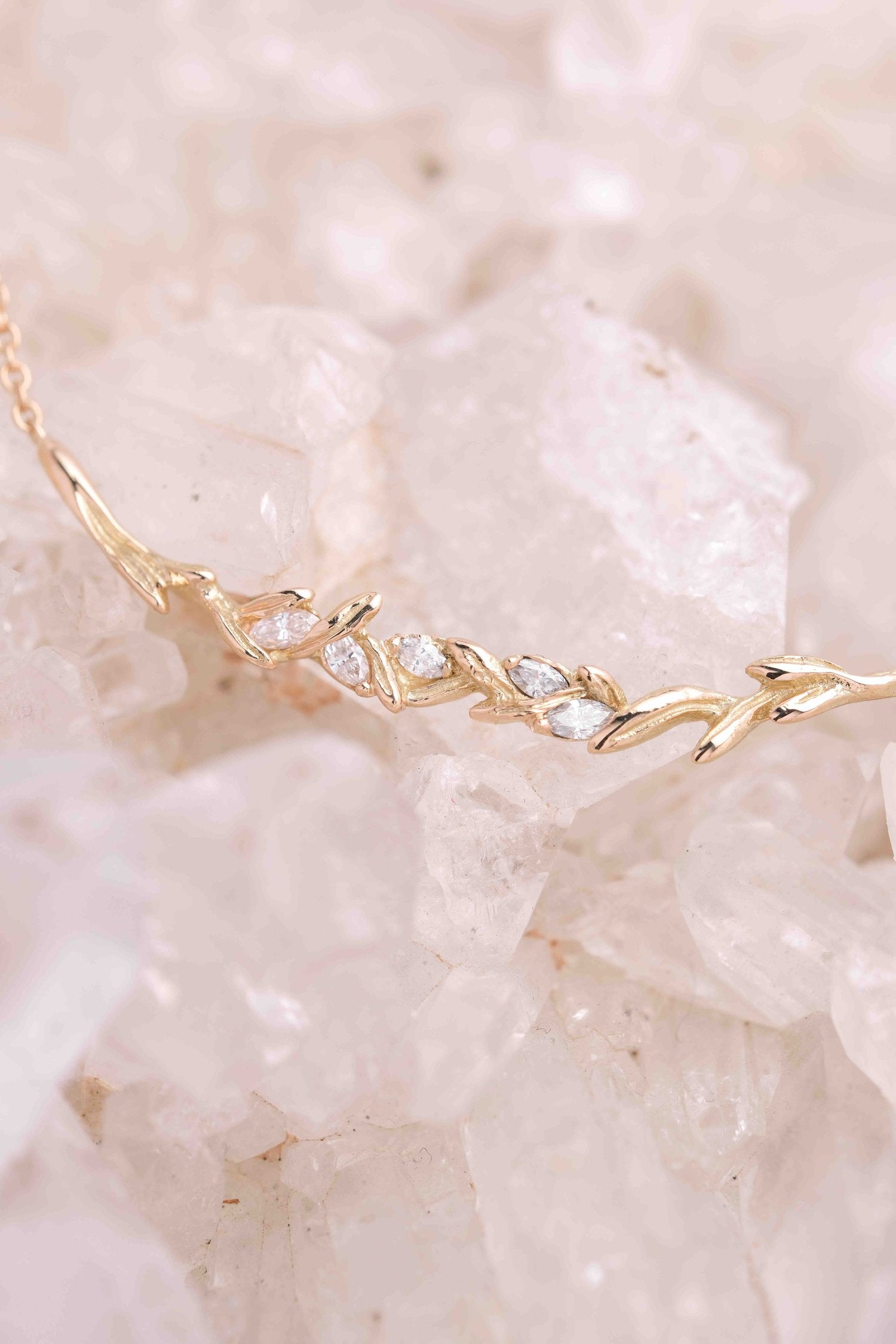 COLLIER OLIVIA