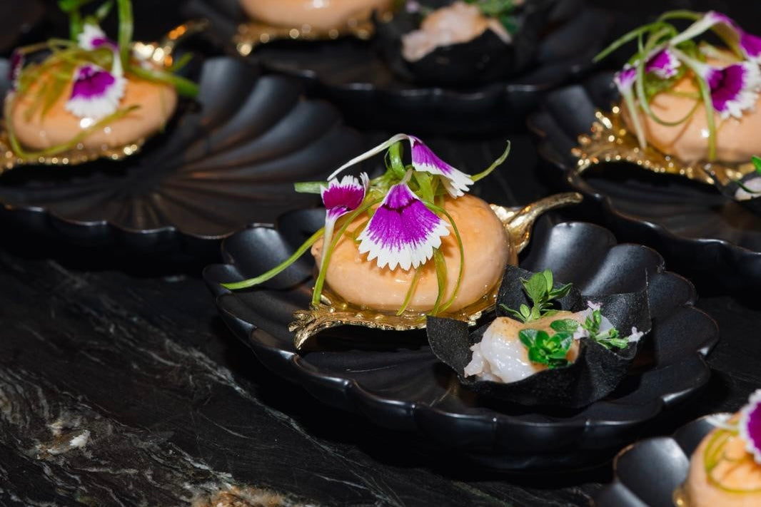 Pièce d’orfèvrerie culinaire créée par The Black Alchemy pour le restaurant Class’Act à Chicago, fusion entre joaillerie artisanale et art de la table.