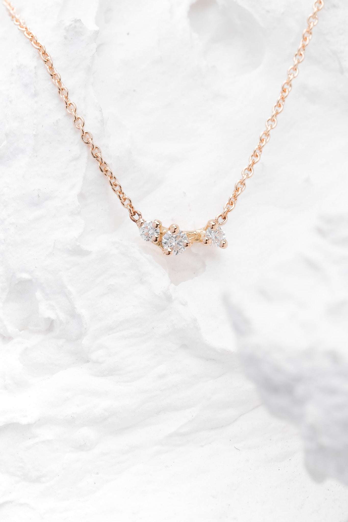 MILKY NECKLACE