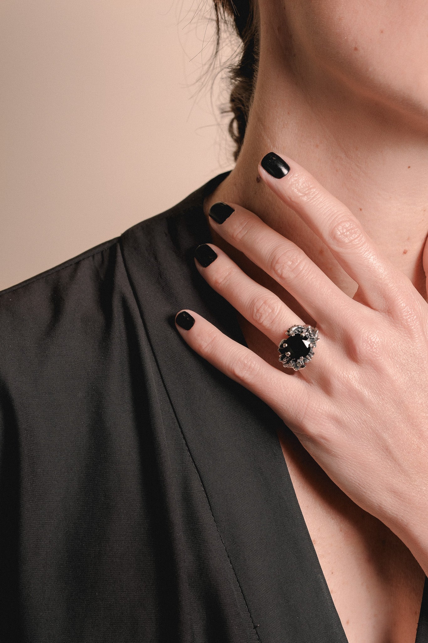 BLACK NYMPHEA RING