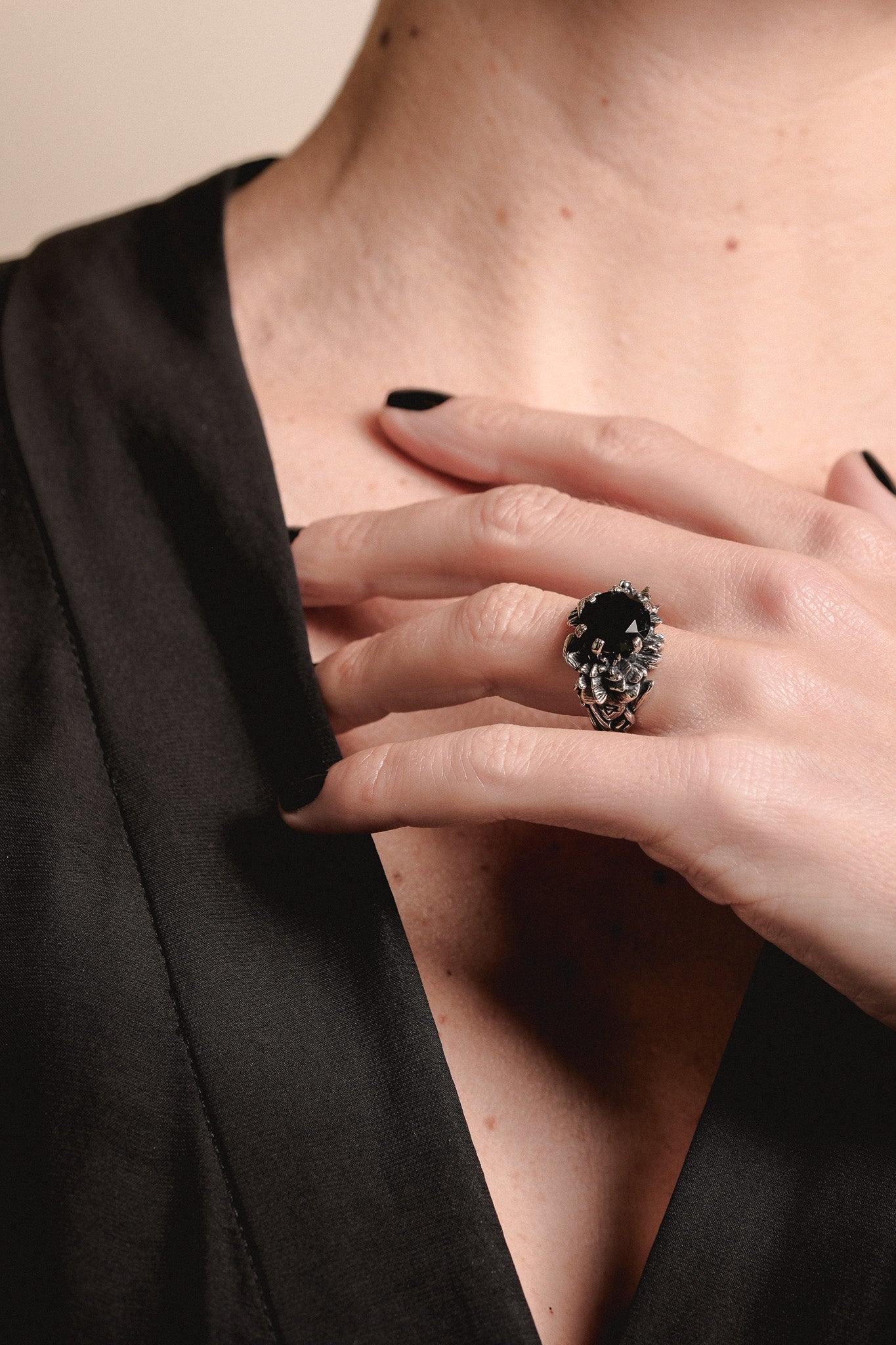 BLACK NYMPHEA RING