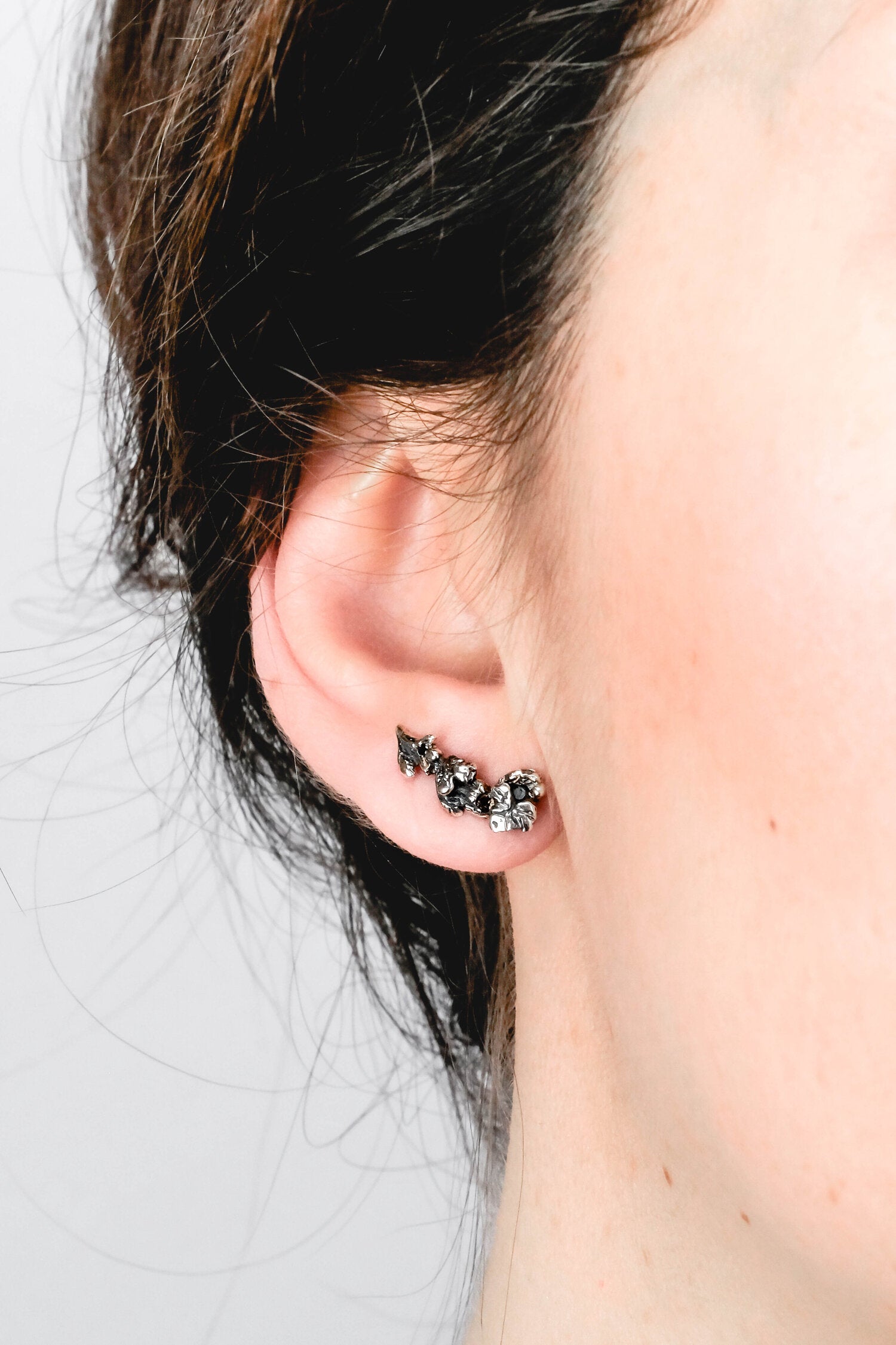 VINÉA DARK SINGLE EARRING