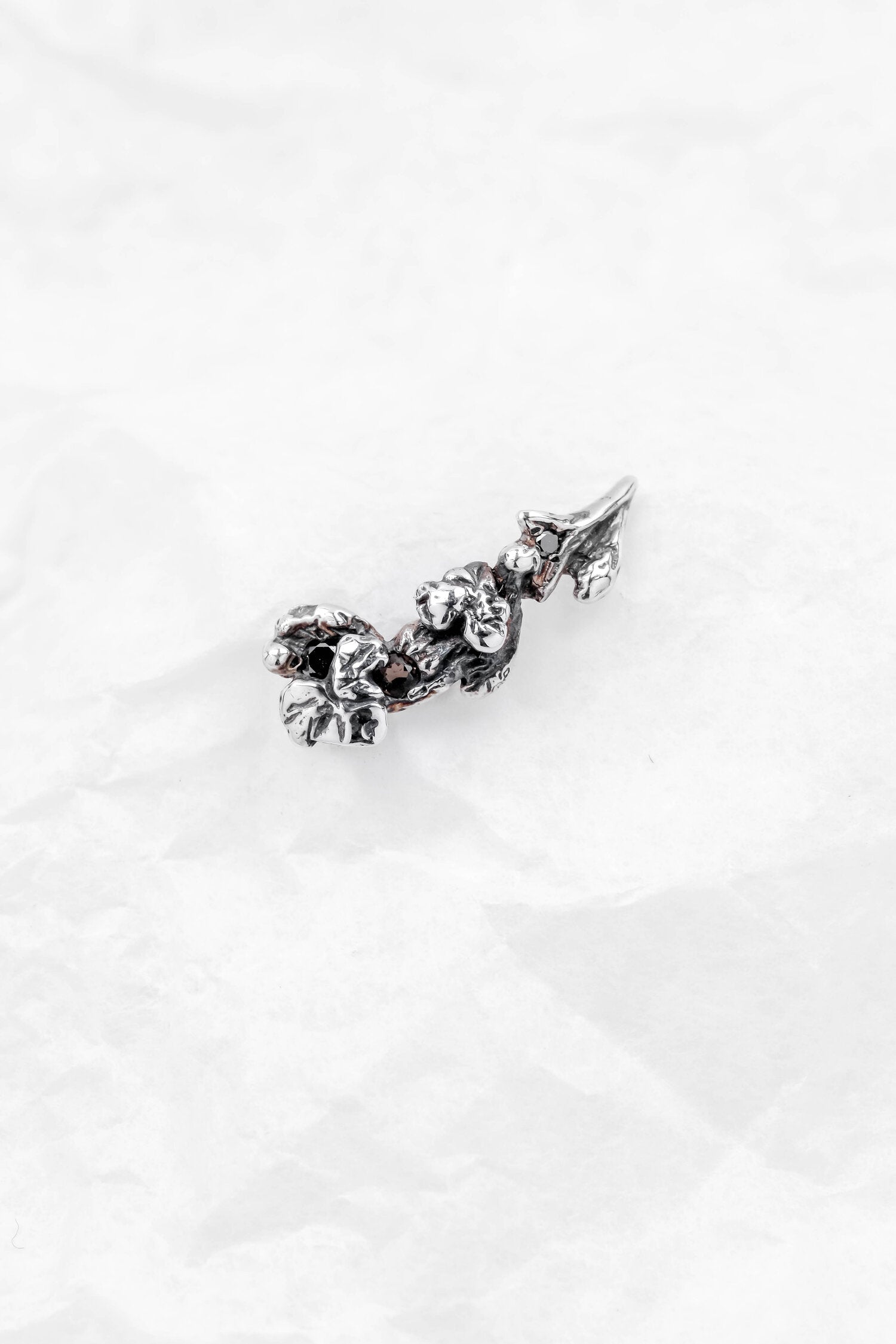 VINÉA DARK SINGLE EARRING