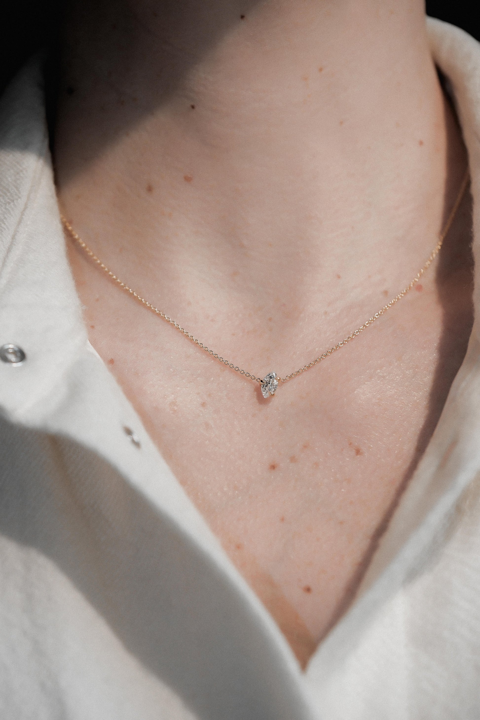 COLLIER MILKY