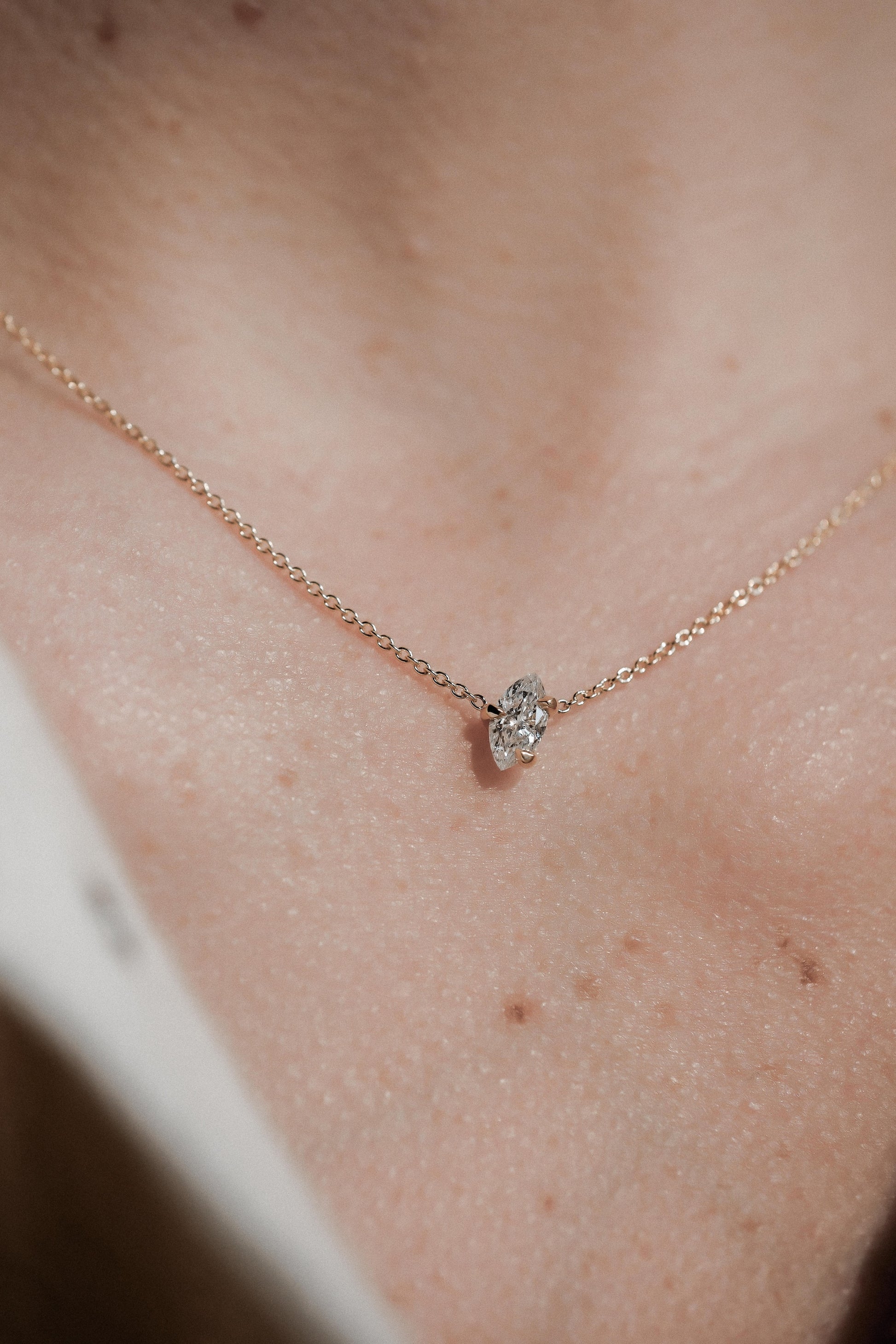 COLLIER MILKY