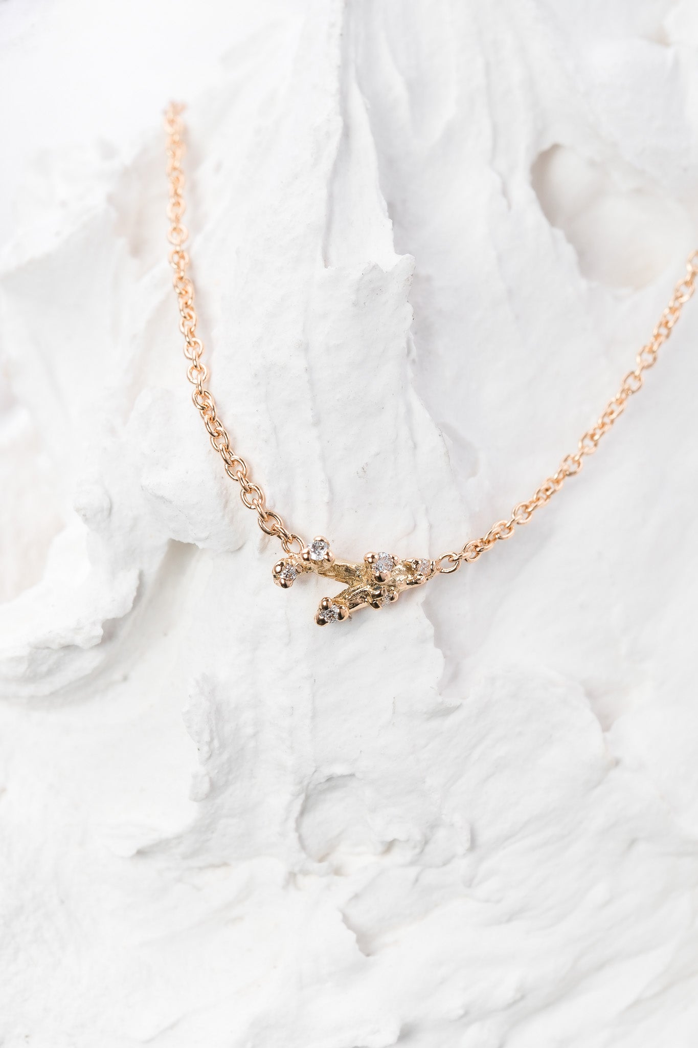 MILKY NECKLACE