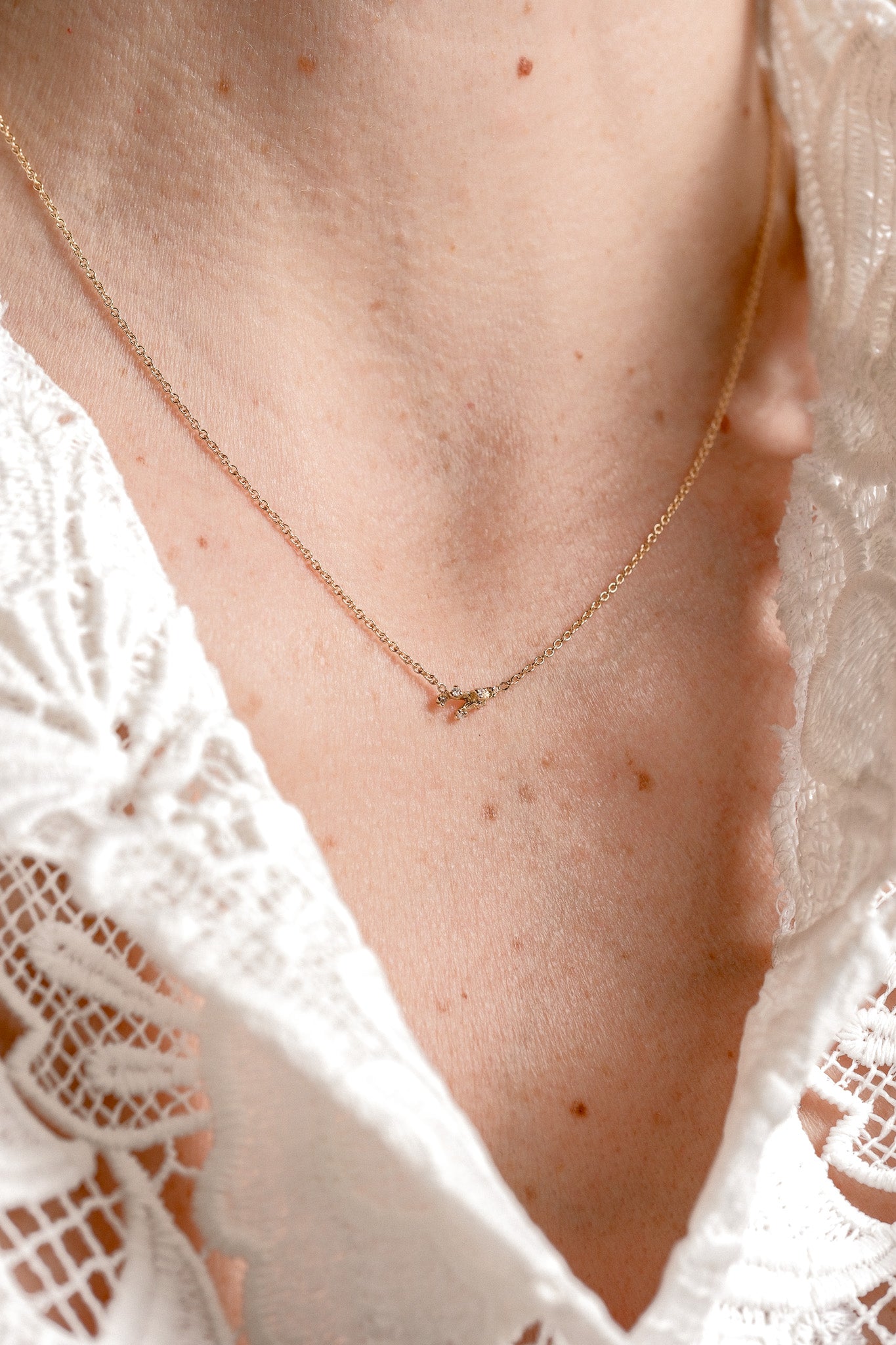 MILKY NECKLACE