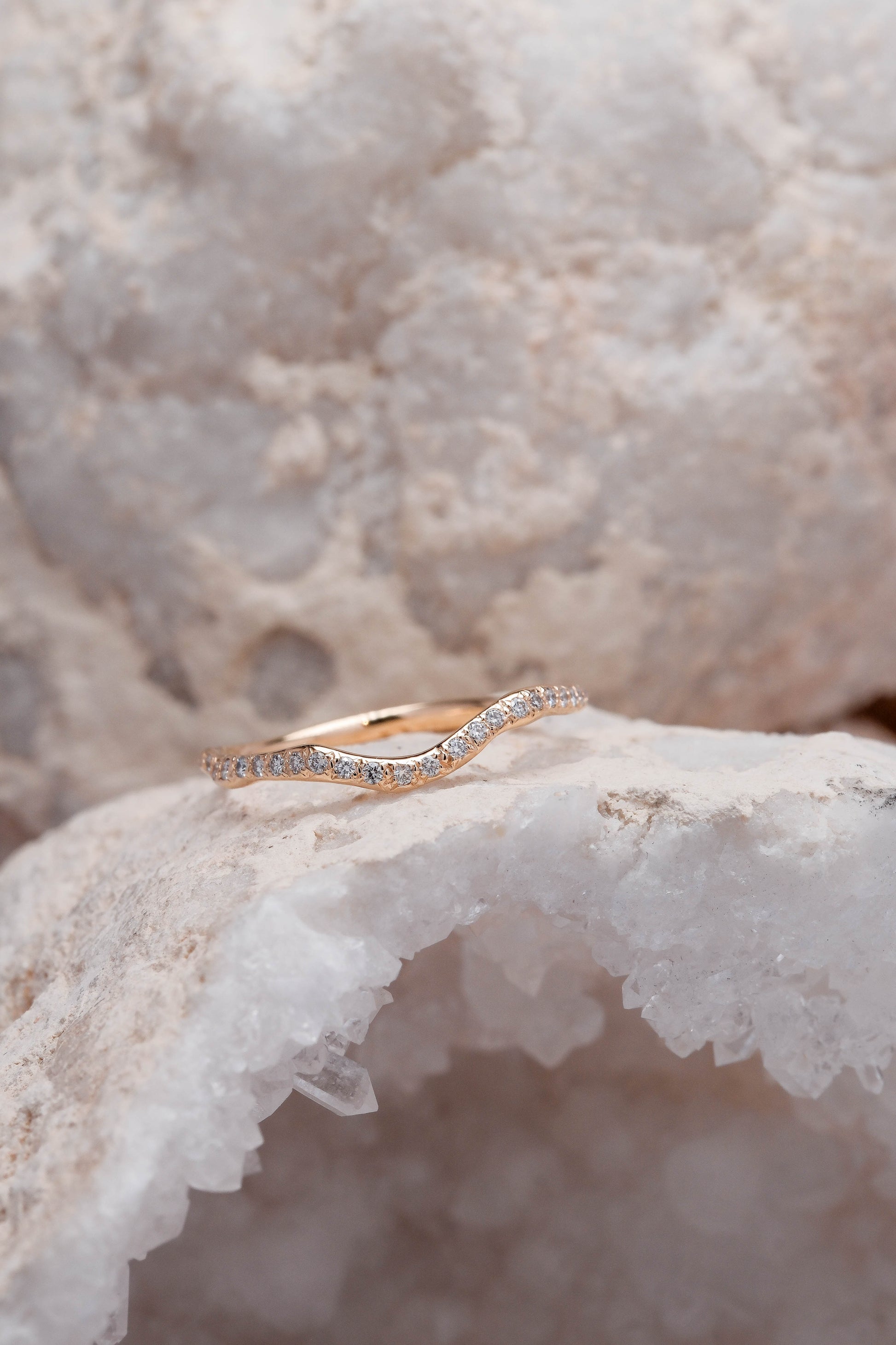 BAGUE LINE SEMI-PAVÉE