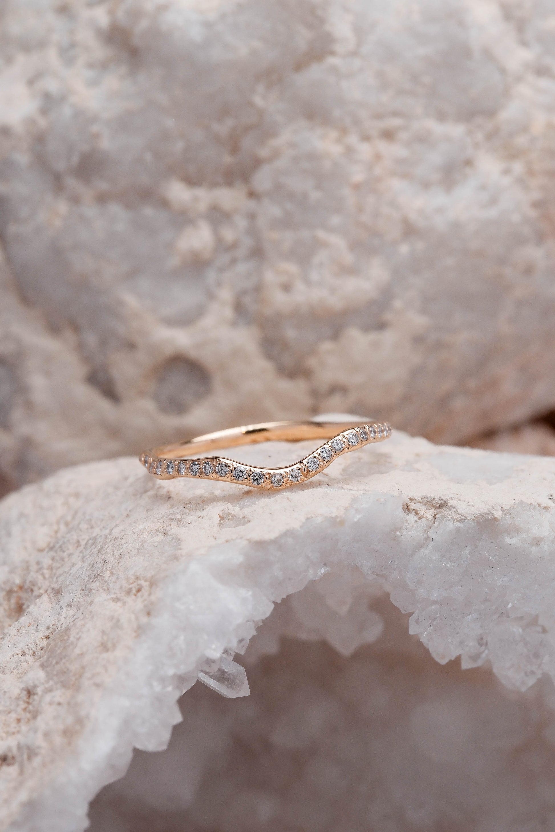 BAGUE LINE SEMI-PAVÉE