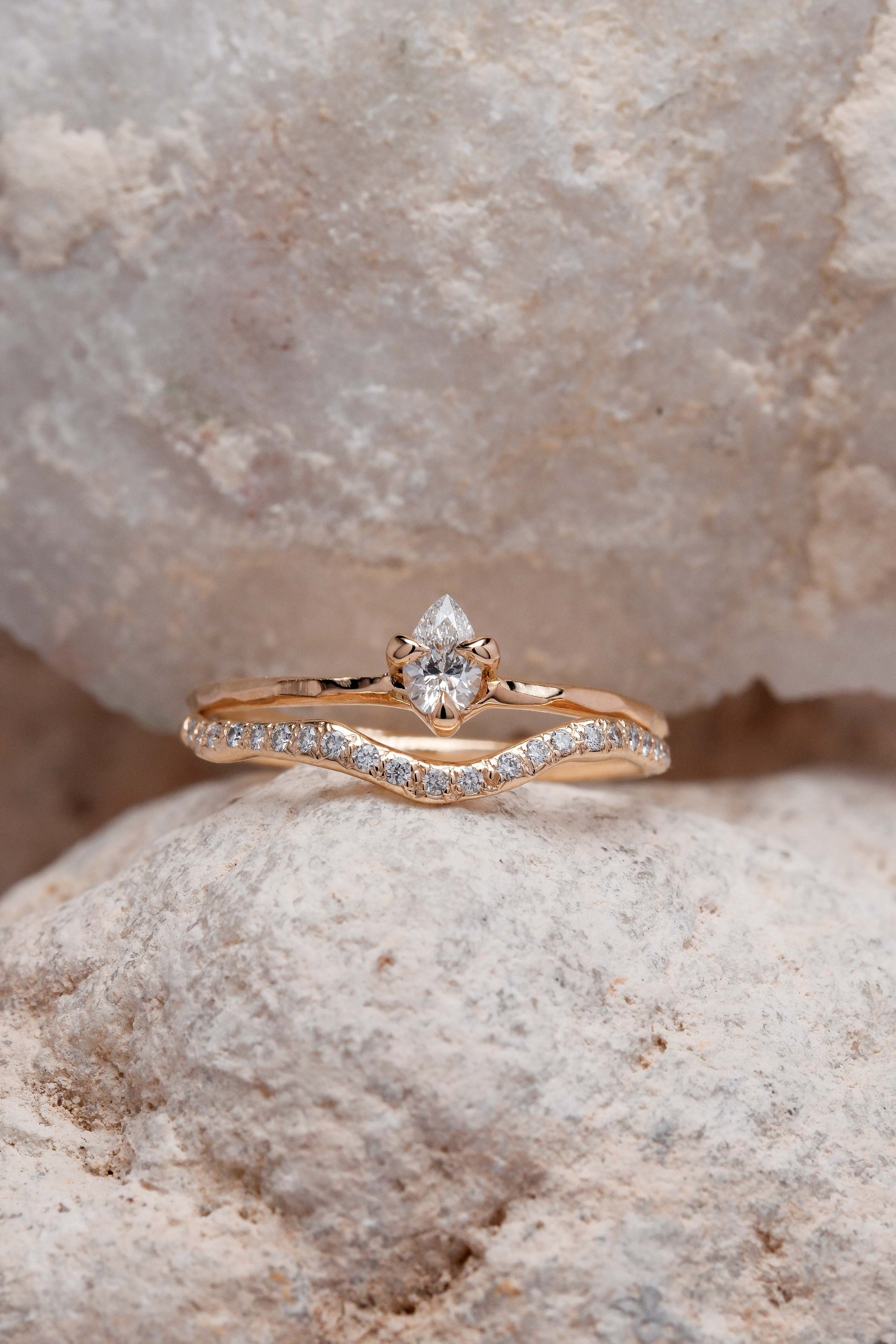 BAGUE LINE SEMI-PAVÉE