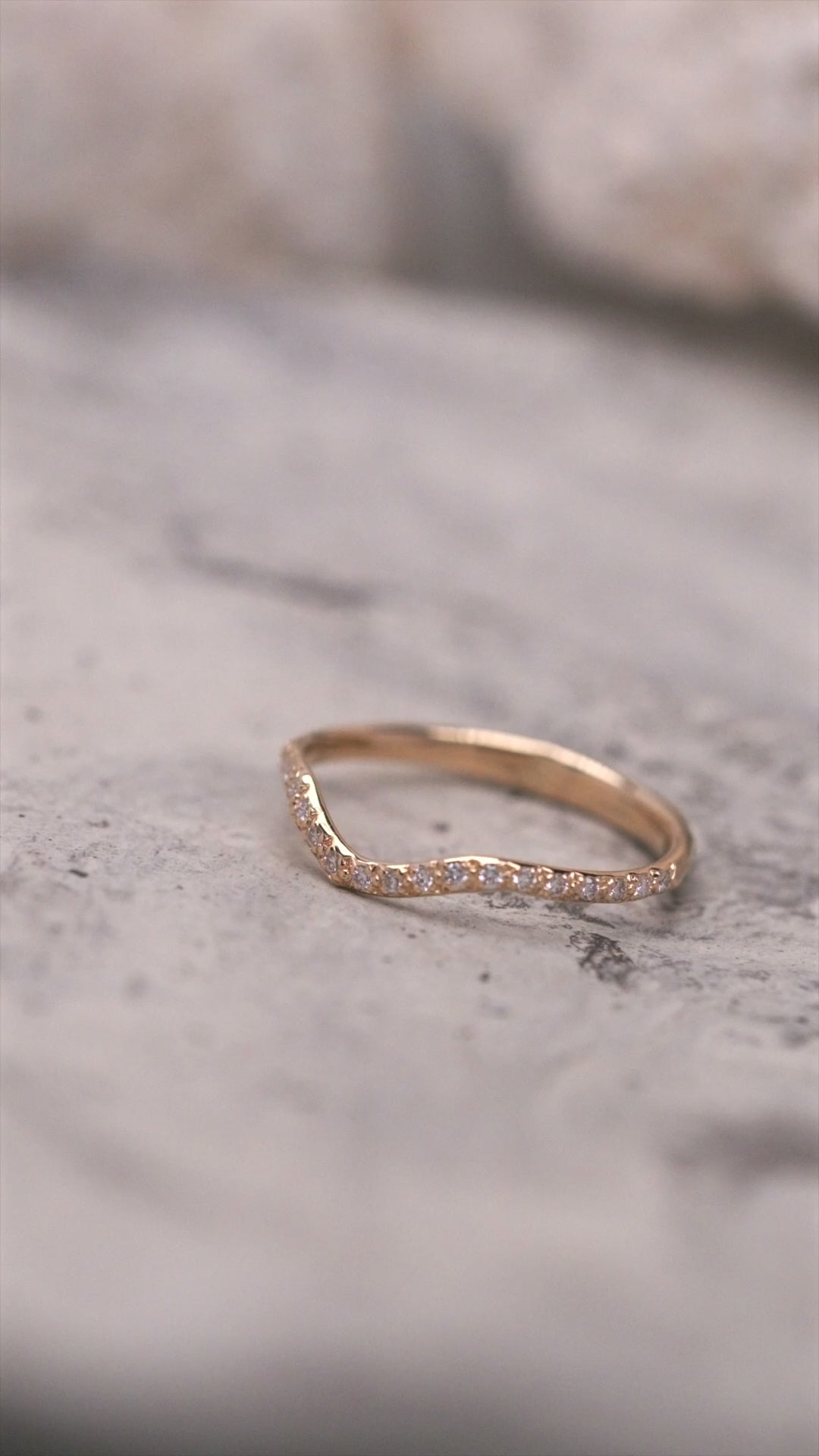 BAGUE LINE SEMI-PAVÉE