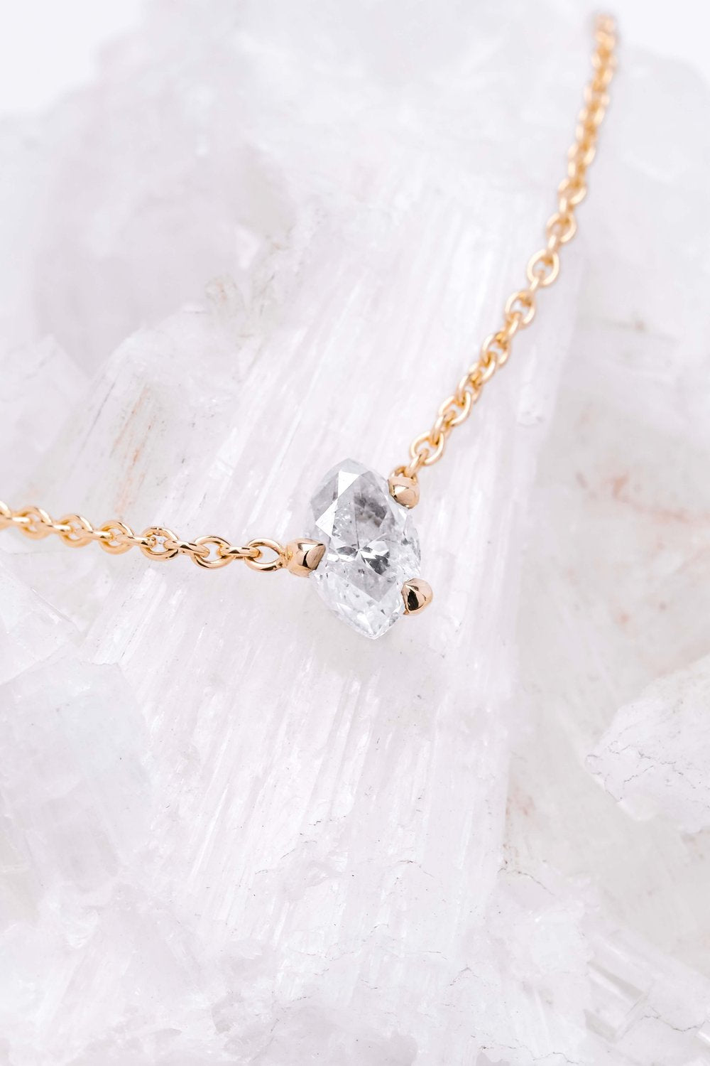 COLLIER MILKY