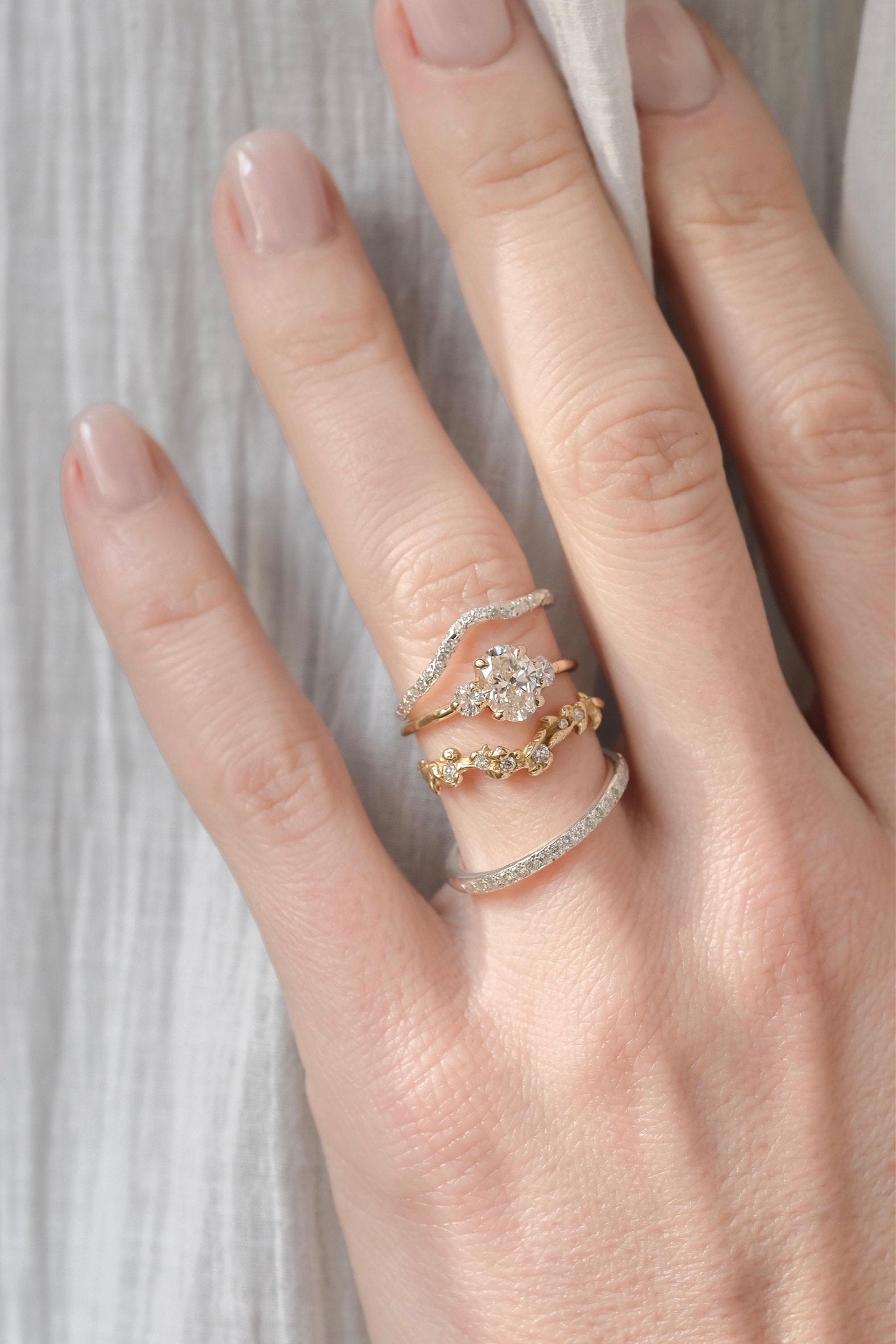 TRINITA OVAL SOLITAIRE