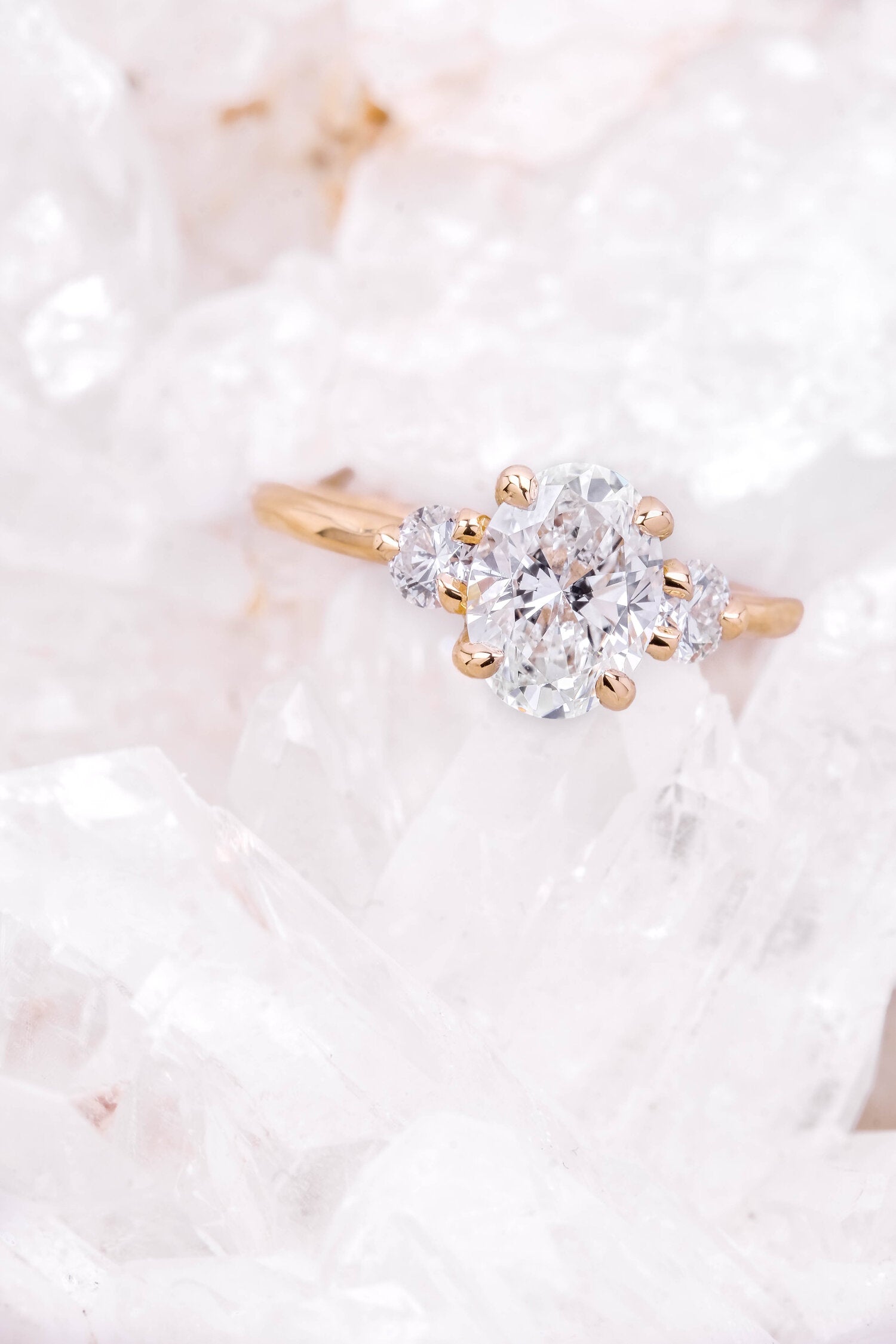 Solitaire Trinita en or 18K – Diamant ovale épaulé de ronds – The Black ...