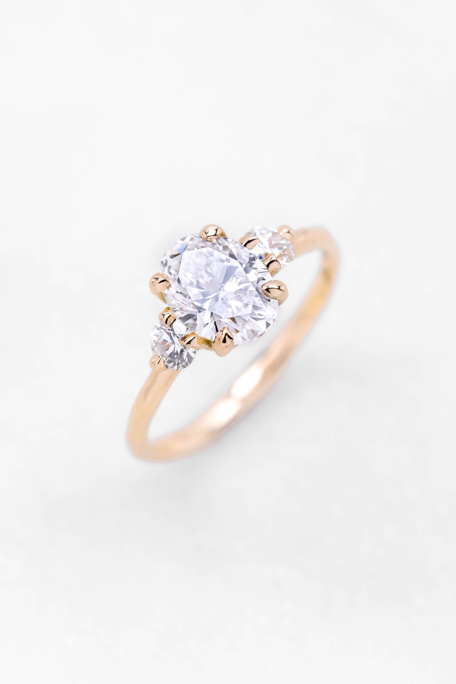 SOLITAIRE OVALE ÉPAULÉ TRINITA